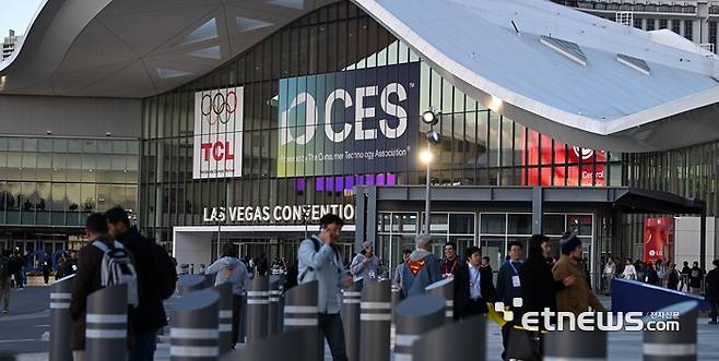 세계 최대 가전·정보기술(IT) 전시회 'CES 2026' 마지막 날인 9일(현지시간) 미국 네바다주 라스베이거스 컨벤션센터에서 참관객이 전시장을 빠져 나가고 있다. 라스베이거스=이동근기자 foto@etnews.com