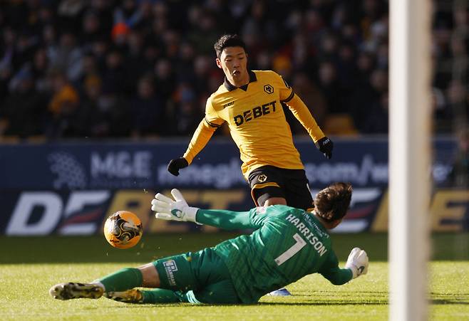 잉글랜드 프로축구 울버햄프턴 황희찬이 11일 FA컵 3라운드 슈루즈베리전에서 골키퍼를 피해 동료에게 컷백 패스를 하고 있다. 울버햄프턴 | 로이터연합뉴스