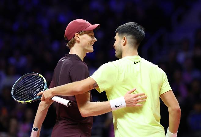 10일 인천 인스파이어 아레나에서 열린 현대카드 슈퍼매치14. 경기를 마친 알카라스(오른쪽)와 시너가 인사를 하고 있다. 연합뉴스