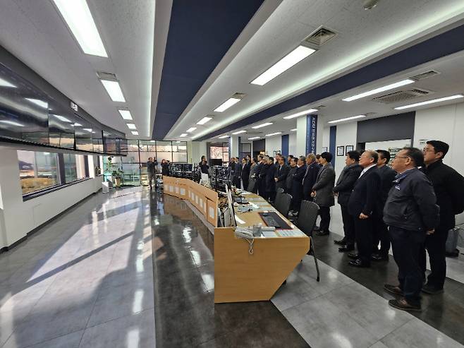 경남 창원산단 대표 기업인과 유관 기관장들이 KERI 전력기기 시험인증 업무 현장을 둘러보고 있다. 전기연구원 제공