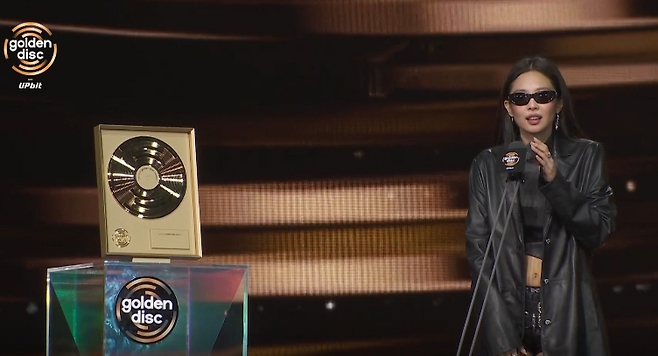 가수 제니(JENNIE)가 지난 10일 열린 '제40회 골든디스크어워즈'에서 아티스트 대상을 수상한 뒤 수상소감을 밝히고 있다. '제40회 골든디스크어워즈' 방송 캡처