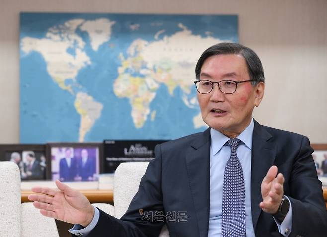 전광우(전 금융위원장·전 국민연금공단 이사장) 세계경제연구원 이사장이 11일 서울 강남구 무역센터 트레이드타워 집무실에서 진행된 서울신문과의 인터뷰에서 미중 패권경쟁 속에서 한국 경제가 나아가야 할 방향에 대해 설명하고 있다. 도준석 전문기자