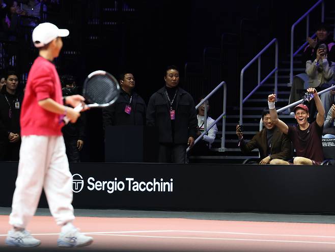 10일 인천 인스파이어 아레나에서 열린 현대카드 슈퍼매치14. 이탈리아 얀니크 신네르가 스페인 카를로스 알카라스를 상대로 경기를 펼치던 중 한 어린이 팬에게 경기를 맡기고 관중석에 앉아 있다. 2026.1.10 hama@yna.co.kr 연합뉴스