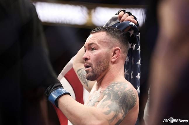 미국 국기를 들고 있는 콜비 코빙턴. /AFPBBNews=뉴스1