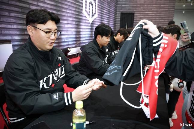 장성우(맨왼쪽)가 지난해 11월 29일 수원컨벤션센터에서 열린 '2025 kt wiz 팬 페스티벌'에서 팬들에게 사인하고 있다. /사진=KT 위즈 제공