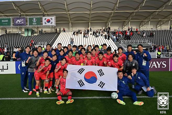 10일 레바논과의 2025 AFC U-23 아시안컵 조별리그 2차전 4-2 승리 후 기념 사진을 촬영하고 있는 대한민국 U-23 대표팀 선수들. /사진=대한축구협회 제공