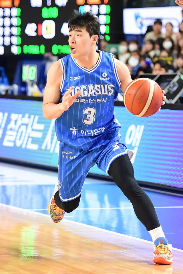 대구 한국가스공사 페가수스의 정성우가 12일 대구체육관에서 열린 창원 LG 세이커스와의 경기에서 LG 진영을 향해 드리블하고 있다. KBL 제공