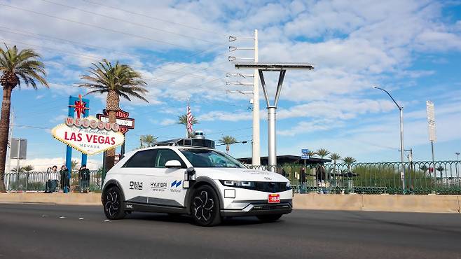 라스베이거스 시내를 주행하는 모셔널 ‘아이오닉 5’ 로보택시(사진=현대차그룹)