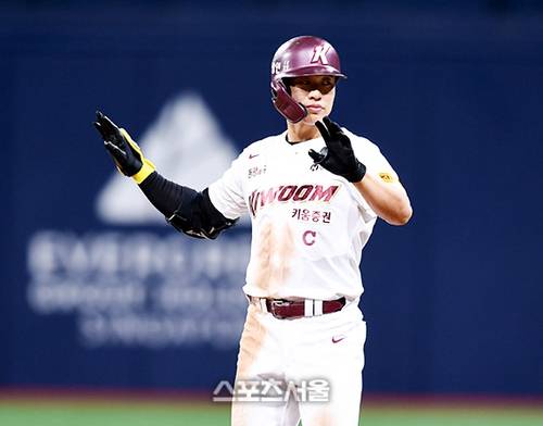 키움 송성문이 29일 고척 스카이돔에서 열린 2024 KBO리그 삼성과 경기 6회말 2사 좌중간 2루타를 친 후 타임을 요청하고 있다. 2024. 8. 29. 고척 | 최승섭기자 thunder@sportsseoul.com