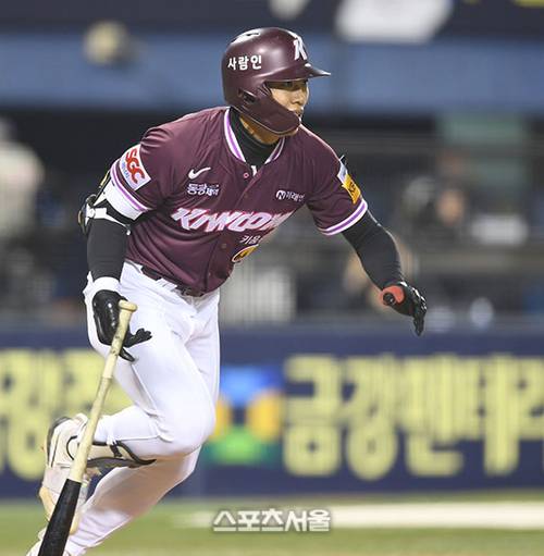 키움 송성문이 3일 잠실야구장에서 열린 2025 KBO 리그 두산과 경기 8회초 2사2루 내야땅볼을 치고 있다. 2025. 4. 3. 잠실 | 최승섭기자 thunder@sportsseoul.com