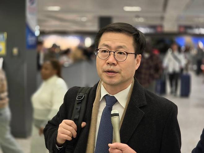 여한구 산업부 통상교섭본부장이 11일 워싱턴 DC 인근 덜레스 국제공항에서 기자들과 만나 질문에 답을 하고 있다. /뉴스1