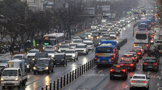 눈이 내리는 12일 서울 마포구 인근 도로가 정체되고 있다. 2026.1.12 뉴스1