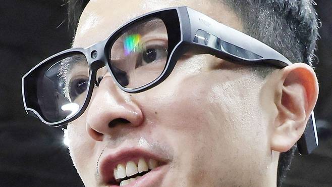 세계 최대 IT(정보기술)·가전 전시회 'CES 2026' 개막을 이틀 앞둔 4일(현지시간) 미국 네바다주 라스베이거스 만달레이베이 호텔에서 열린 'CES 2026 언베일드'에서 관람객들이 중국 기업 인모의 스마트안경을 체험하고 있다. 뉴스1