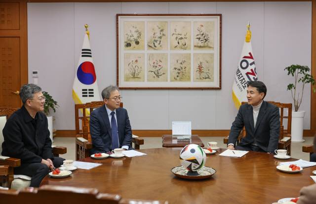 ▲ 더불어민주당 송기헌 국회의원(원주 을)과 국민의힘 박정하 국회의원(원주 갑)이 9일 강원도청 통상상담실에서 김진태 도지사와 만나 원주의 미래산업 기반 구축과 지역균형발전 핵심 과제들에 대해 논의하고 있다. 강원도 제공