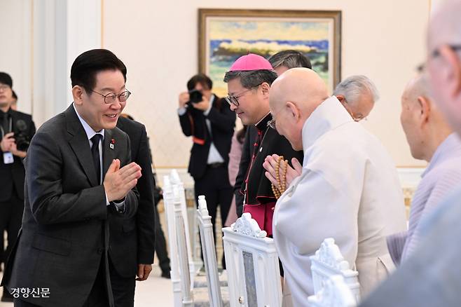 이재명 대통령이 12일 청와대 본관에서 열린 ‘종교지도자 오찬’ 행사에서 참석자들과 인사하고 있다. 김창길 기자 cut@kyunghyang.com