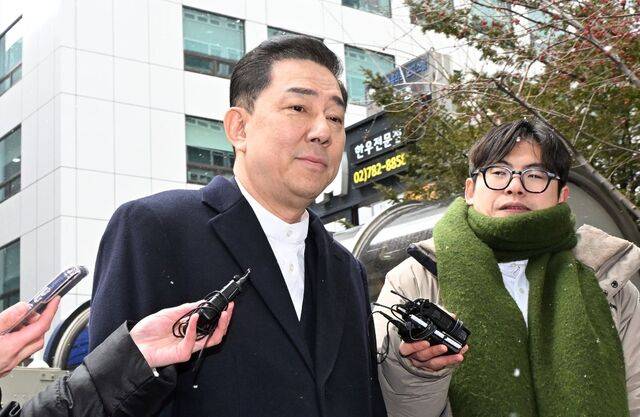 공천헌금 수수 등 각종 비위 의혹을 받는 김병기 전 더불어민주당 원내대표가 12일 서울 여의도 중앙당사에서 열린 더불어민주당 윤리심판원에 출석하고 있다. 권현구 기자