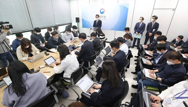 ▲법무부 브리핑을 취재 중인 기자들 모습. 기사 내용과 관계 없음. ⓒ연합뉴스