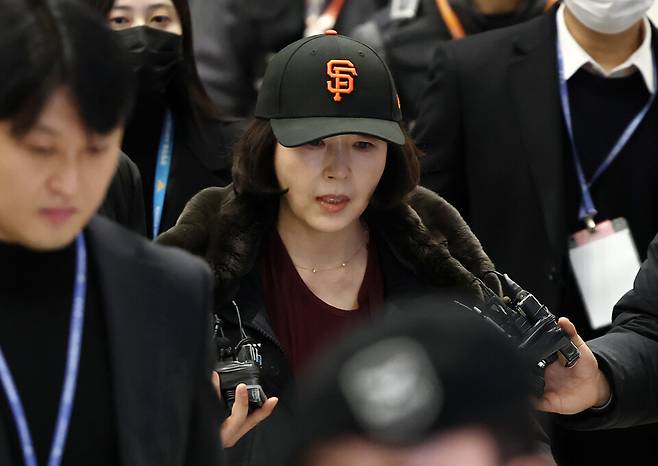 2022년 지방선거 국면에서 더불어민주당 소속이던 강선우 의원에게 '공천헌금' 1억원을 전달한 의혹을 받는 김경 서울시의원이 1월11일 인천국제공항 1터미널을 통해 입국하며 취재진 질문에 답하고 있다. ⓒ 연합뉴스