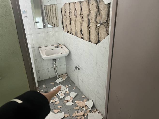 지난 12일 광주도시철도 2호선 6공구 공사 인근 구간에 위치한 광주 동구 산수동 한 건물의 시설물이 망가진 모습. /박건우 기자