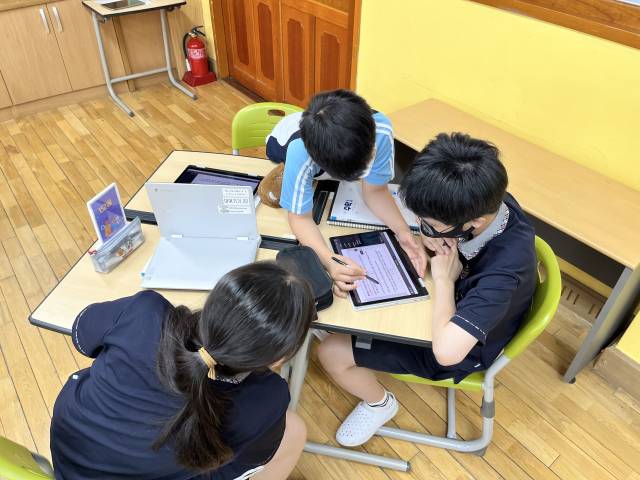 대구 복현중 학생들이 수업 시간에 인공지능(AI) 교육자료를 활용해 수행평가 과제를 주도적으로 진행하고 있다. 대구시교육청 제공