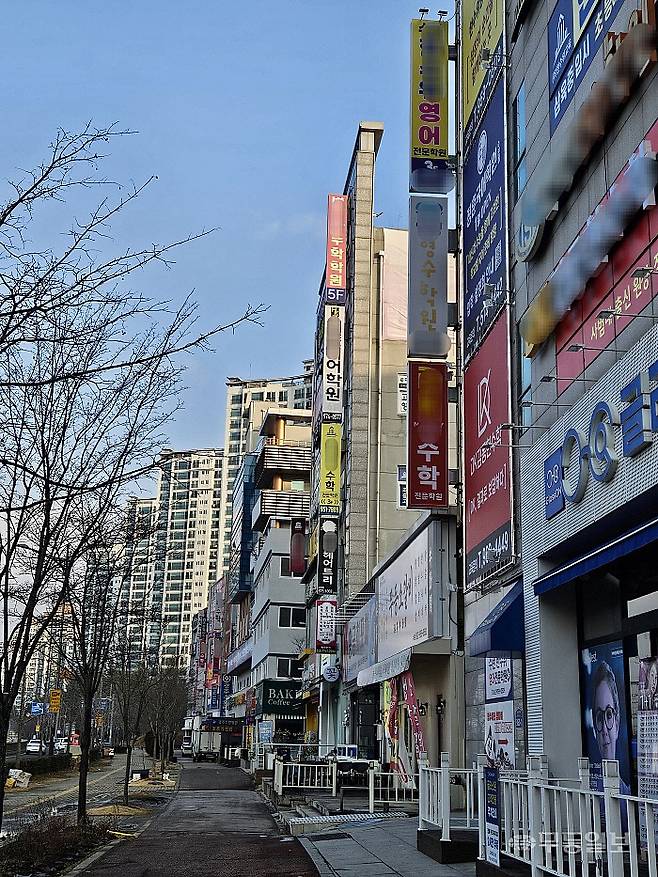 13일 오전 광주 광산구 수완동 일대 상가 외벽에 돌출 간판들이 빼곡히 늘어서 있었다. 강주비 기자