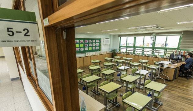 서울 성동구 무학초등학교 5학년 교실에서 선생님이 온라인 수업을 진행하고 있다. (사진=연합뉴스)