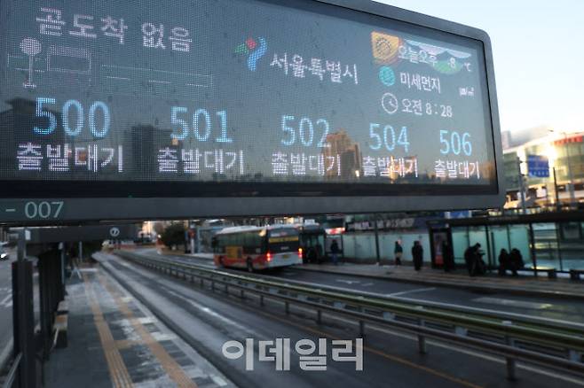 서울 시내버스 노동조합이 무기한 전면파업에 돌입에 들어간지 첫 날인 13일 서울역 버스환승센터 전광판에 각 노선버스의 위치가 ‘출발대기’로 표시되고 있다.(사진=이영훈 기자)