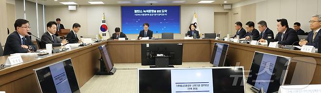 김성환 기후에너지환경부 장관이 12일 세종시 정부세종청사에서 열린 한국전력공사,한전KDN 등 에너지 분야 산하기관 업무보고에 앞서 모두 발언을 하고 있다. 2026.1.12/뉴스1 ⓒ News1 김기남 기자