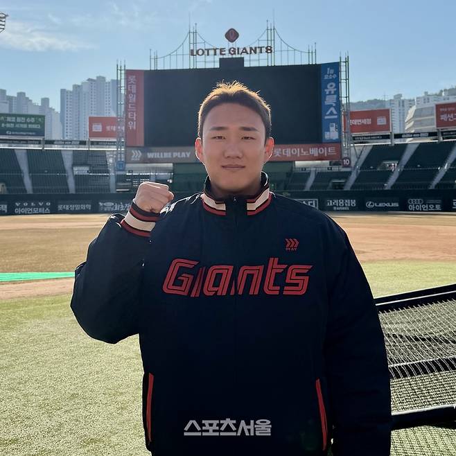 김영준이 사직구장 앞에서 주먹을 불끈 쥔 포즈를 취하고 있다. 사진 | 스포츠서울 DB