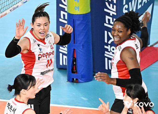 페퍼저축은행 시마무라(왼쪽)와 조이. 사진제공=KOVO