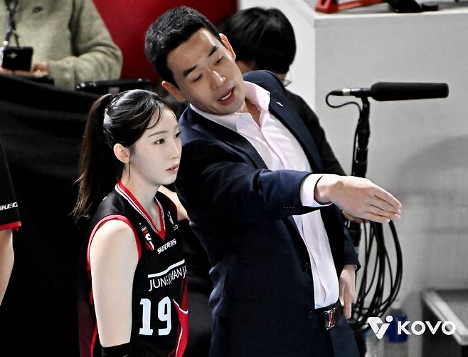 정관장 고희진 감독(오른쪽)이 세터 최서현과 대화를 나누고 있다. 사진제공=KOVO
