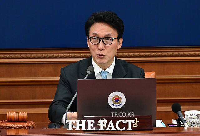 김민석 국무총리가 13일 오전 서울 종로구 정부서울청사에서 열린 국무회의에 참석해 모두발언을 하고 있다. /임영무 기자