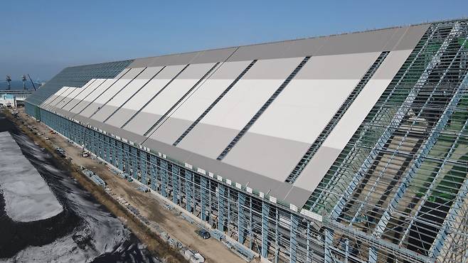 한 화력발전소에 건설 중인 옥내형 저탄장. 축구장 15개 정도 되는 넓은 부지에 아파트 20층 높이로 기둥 없는 지붕을 지어야 하는 탓에 난도가 높은 작업으로 통한다. /독자 제공