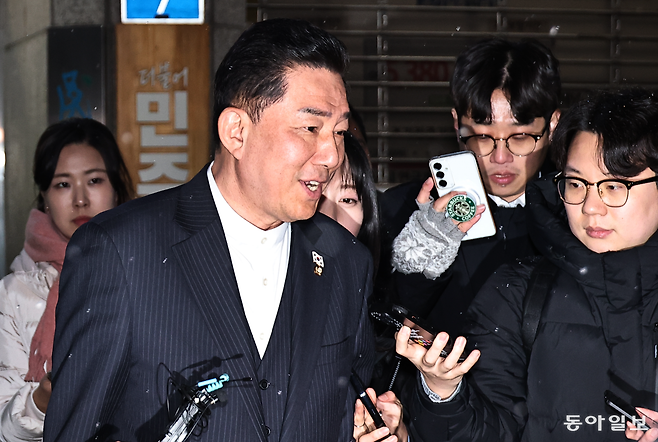공천헌금 수수 등 각종 비위 의혹을 받는 더불어민주당 김병기 의원이 12일 오후 서울 여의도 중앙당사에서 윤리위원회를 마치고 나오고 있다. 양회성 기자 yohan@donga.com