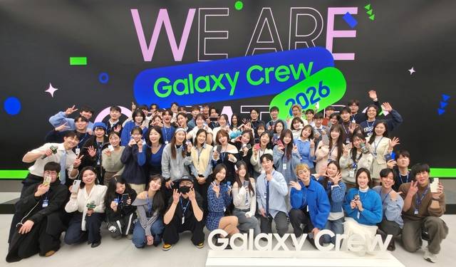 삼성전자가 지난 9일 삼성 강남에서 개최한 ‘갤럭시 크루 2026’ 발대식에서 크리에이터들이 단체 사진을 찍고 있다. 삼성전자 제공