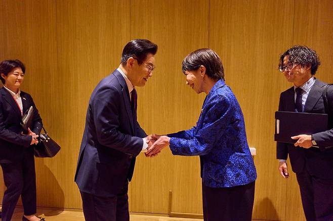 이재명 대통령과 다카이치 사나에 일본 총리가 13일 일본 나라현 회담장에서 소인수 회담을 하기 앞서 인사를 하고 있다. 전민규 기자