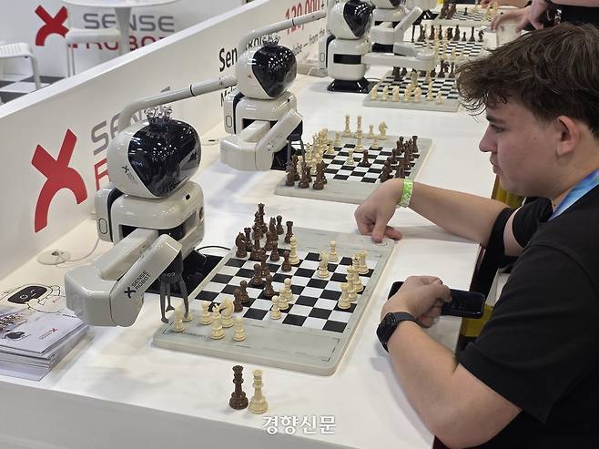 지난 8일 미국 라스베이거스에서 열린 세계 최대 전자제품전시회 ‘CES 2026’에 중국 인공지능 기업 센스타임이 개발한 ‘체스 두는 로봇’이 전시돼 있다. 오동욱 기자