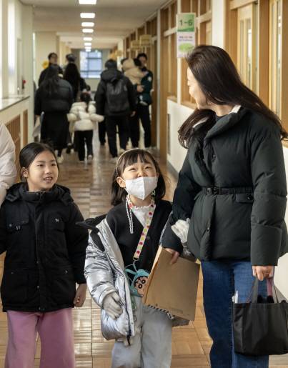 지난 6일 연제구 창신초등학교에서 신입생 예비소집이 열려 어린이들이 교실을 구경하며 활짝 웃고 있다. 부산지역 2026학년도 초등 입학 대상자는 1만8031명으로 2025학년도 1만9875명에 비해 소폭 감소했다. 이원준 기자windstorm@