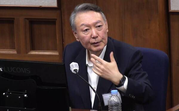 윤석열 전 대통령이 지난달 29일 서울 서초구 서울중앙지법에서 열린 내란 우두머리 혐의 속행 공판에 출석해 발언하고 있다. 연합뉴스