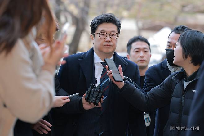 ‘홈플러스’와 관련해 1천억원대 사기 혐의를 받는 김병주 MBK파트너스 회장이 구속 전 피의자 심문(영장실질심사)을 위해 13일 오전 서울 서초구 서울중앙지방법원에 들어서고 있다. 이상섭 기자