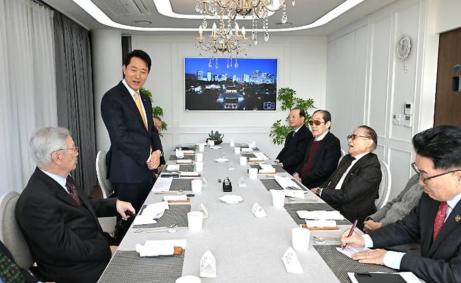 오세훈 서울시장이 12일 서울 한남동 파트너스하우스에서 국민의힘 상임고문단과 신년간담회를 하고 있다. 연합뉴스