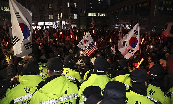 지난 2025년 12월 18일 서울 마포구 서울지방법원 앞에서 당시 윤석열 대통령의 지지자들과 경찰이 대치하고 있다. 뉴스1