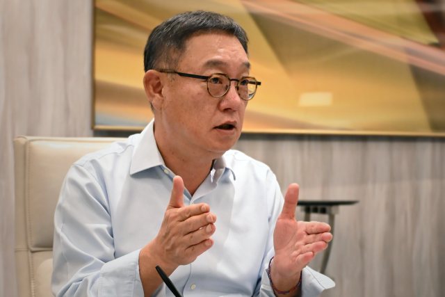 현신균 LG CNS 대표가 7일(현지 시간) 미국 라스베이거스 퐁텐블로 호텔에서 서울경제신문과 인터뷰하고 있다. 라스베이거스=김태호 기자