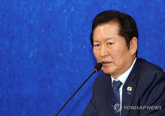 발언하는 민주당 정청래 대표 (서울=연합뉴스) 배재만 기자 = 더불어민주당 정청래 대표가 13일 국회 당 대표 회의실에서 이반 얀차렉 주한체코대사를 만나 대화를 나누고 있다. 2026.1.13 scoop@yna.co.kr