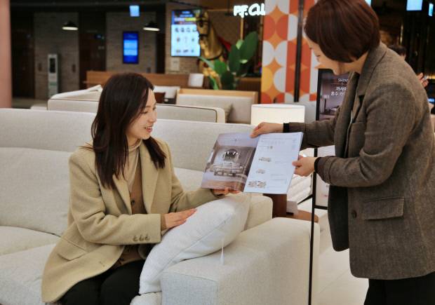 광주신세계 본관 지하 1층 가전가구 인기상품전 행사장에서 '까사미아' 직원이 입주를 앞둔 고객에게 상품을 소개하고 있다. 광주신세계 제공