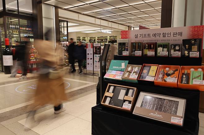 ▲ 지난 12일 대구신세계백화점 식품관에는 설 연휴를 앞두고 선물세트를 찾은 시민들의 발길이 이어졌다. 매장에서는 한과, 떡, 전, 과일 등 설맞이 음식들이 진열돼 판매되고 있다. 권남인 기자 kni@kyongbuk.com