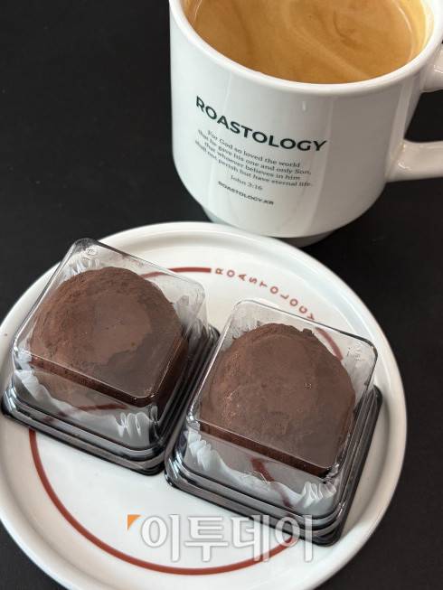 서울 강남구의 한 카페에서 판매 중인 두바이 쫀득 쿠키(두쫀쿠).