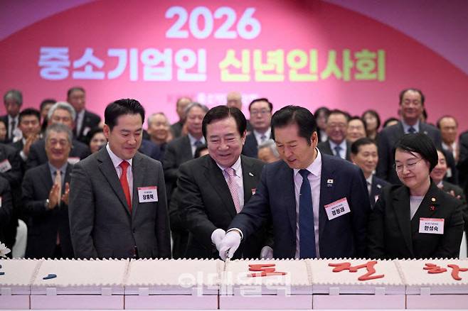 김기문 중소기업중앙회 회장(앞줄 왼쪽 두번째)이 장동혁 국민의힘 대표, 정청래 더불어민주당 대표, 한성숙 중소벤처기업부 장관과 함께 13일 서울 여의도 중소기업중앙회에서 열린 2026년도 중소기업인 신년인사회에서 떡케이크를 자르고 있다.(사진=노진환 기자)