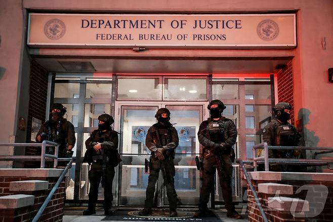 미국의 베네수엘라 공습과 니콜라스 마두로 부부 체포 후에 3일(현지시간) 미 법무부 소속 연방 요원들이 브루클린 연방 구치소(MDC 브루클린) 옆 법무부 건물 밖에서 경계를 서고 있다. 마두로 대통령은 이 구치소에 수감돼 있다. 2025.01.03 ⓒ 로이터=뉴스1 ⓒ News1 최종일 선임기자