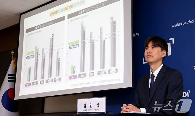 김민섭 KDI 재정ㆍ사회정책연구부 연구위원이 14일 세종시 정부세종청사 재정경제부에서 근로자 인지역량의 감소 요인과 개선방안 연구결과를 발표하고 있다. 2026.1.14/뉴스1